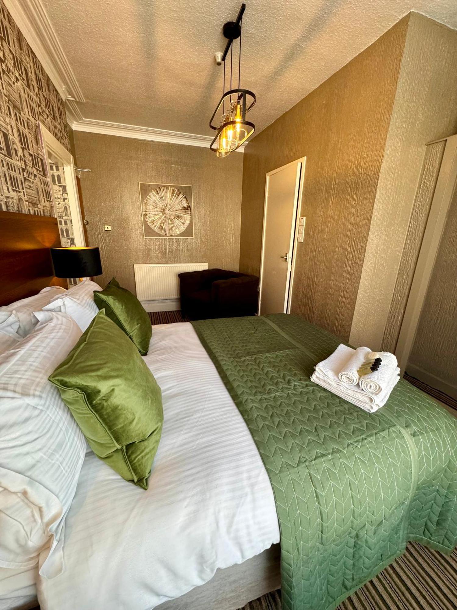 Delovely Hotel 블랙풀 외부 사진